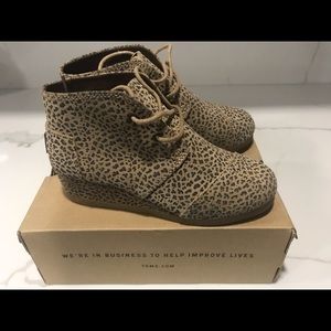 Girls Toms Desert Cheetah Wedge Size 2